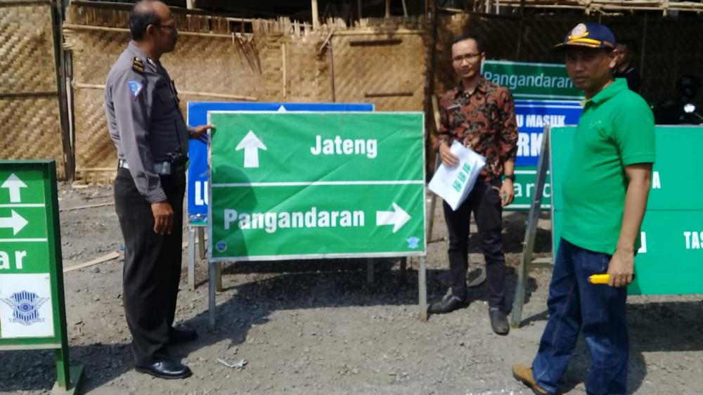 Menjelang Musim Libur Hari Raya Natal dan Tahun Baru Polres Banjar bersama Dishub Kota Banjar Siapkan Rambu Lalu Lintas