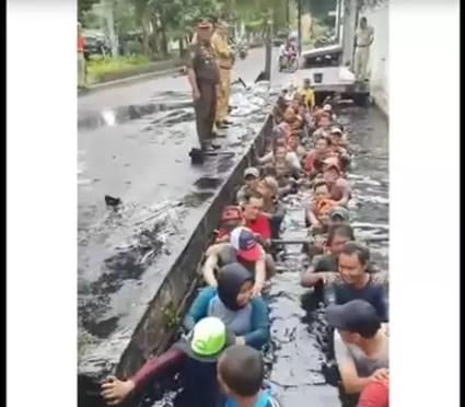 Viral Video Pegawai Honorer K2 Diduga Suruh Masuk Got Perpanjangan Kontrak K2