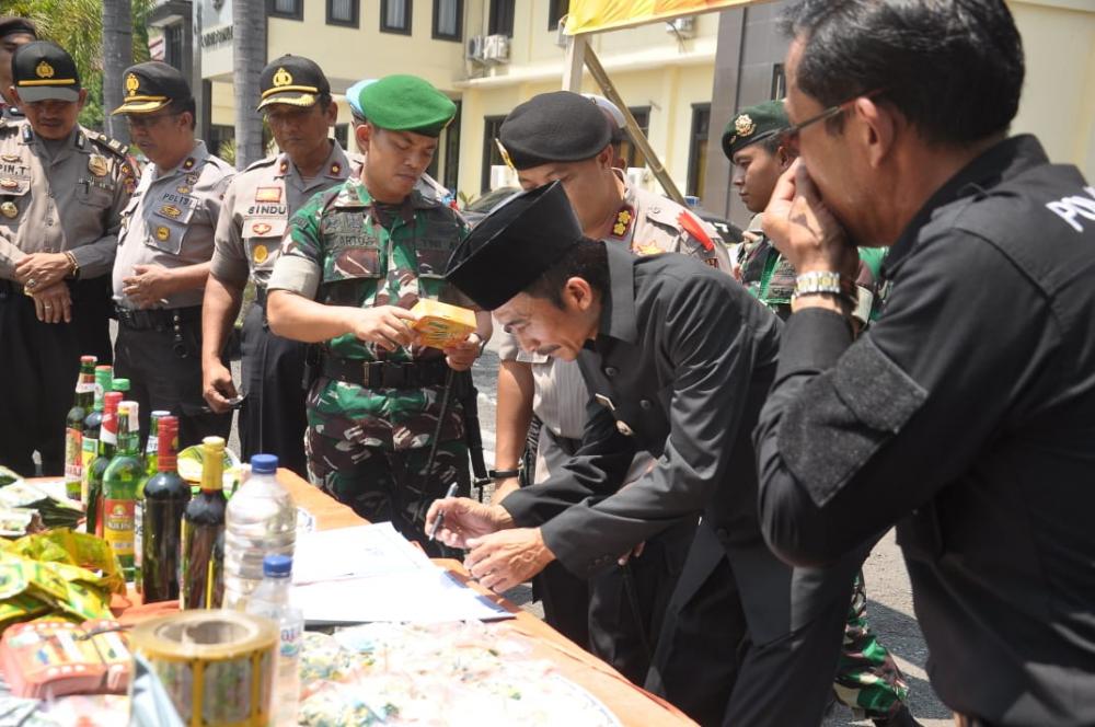 Polres Kota Banjar Musnakan Ratusan Liter Miras Tradisional dan Pabrikan dan 500.000 Butir Obat Palsu