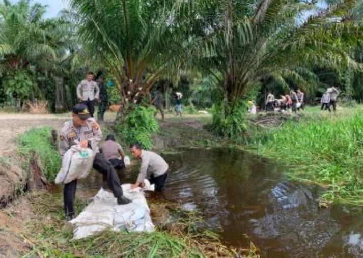 Antisipasi Karlahut, Polsek Simpang Kanan Bersama Warga Buat Kanal Blicking