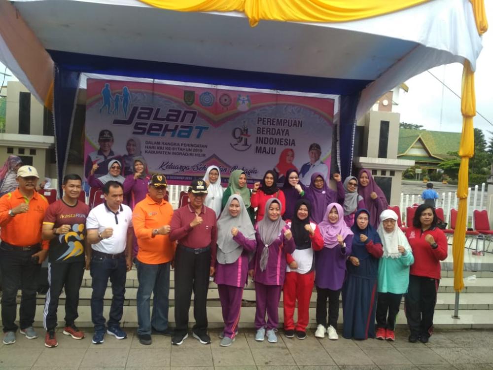 Dalam Rangka Hari Ibu HM Wardan Resmikan Gerak Jalan Keluarga Bahagia dan Sehat