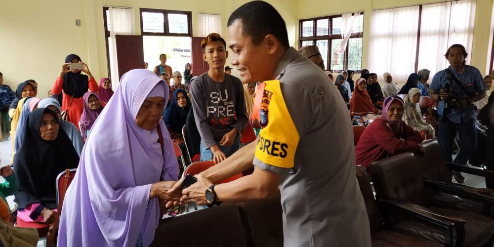 Kapolres Kampar Bantu 100 Warga Kurang Mampu di Kecamatan Salo