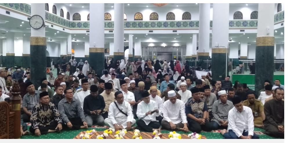 Gubernur Riau dan Ratusan Masyarakat Ikut Sholatkan Tokoh wanita Riau