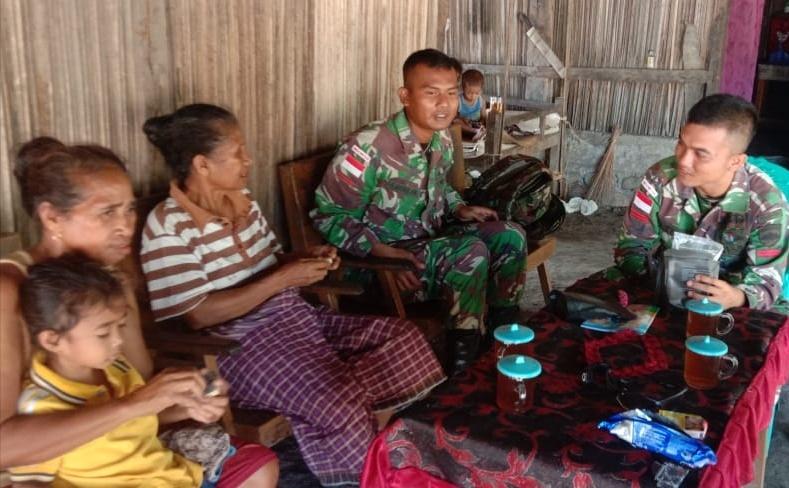 Jalin Kebersamaan, Satgas Pamtas RI-RDTL Yonif 132/BS, Kunjungi Keluarga Asuh (Orang Tua Angkat) di Perbatasan.