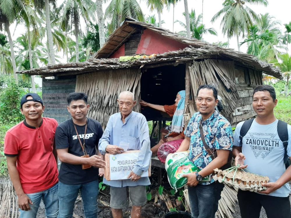 IWO Inhil Sambangi Rumah Kakek Alkamah(75) dan Saidi(75)dan Nenek Jamiah(80) Salurkan Bantuan