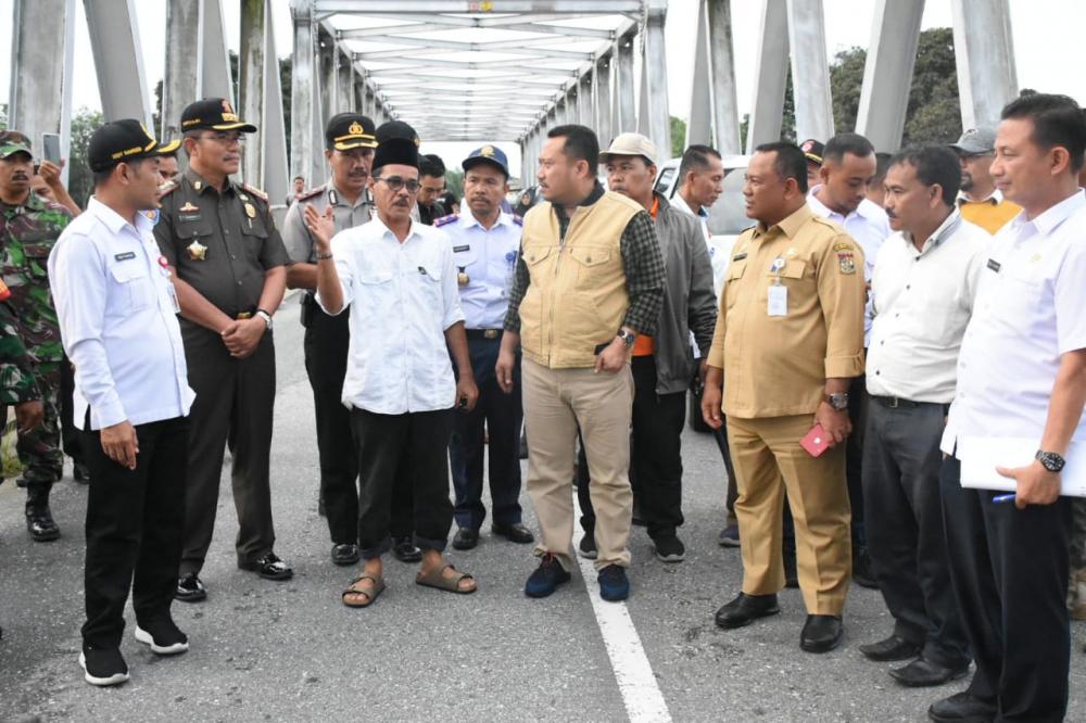 Tiba Di Bandara SSK II, Bupati Kampar Langsung Menuju Gunung Sahilan Temui  Masyarakat Terkena  Banjir