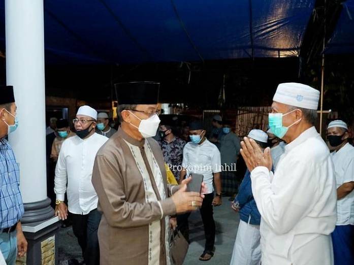 Bupati Inhil HM.Wardan Didampingi Istri Melayat Jenazah Almarhum Drs.Darussalam. 