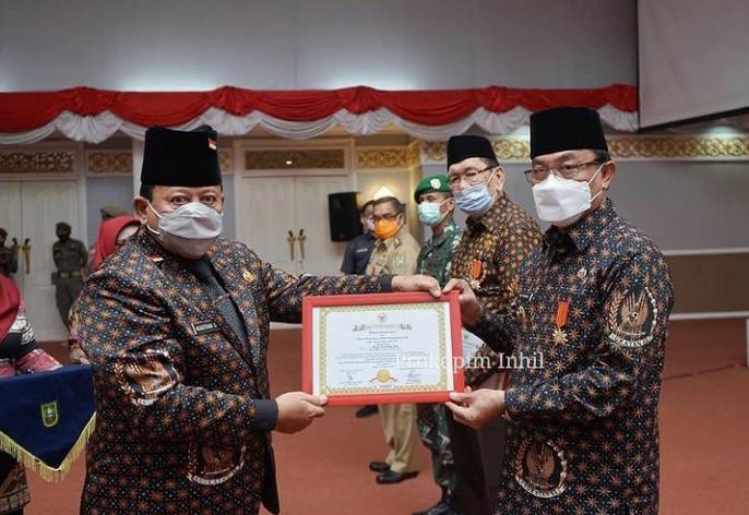 Bupati HM.Wardan Terima Penghargaan Kejuangan 45.