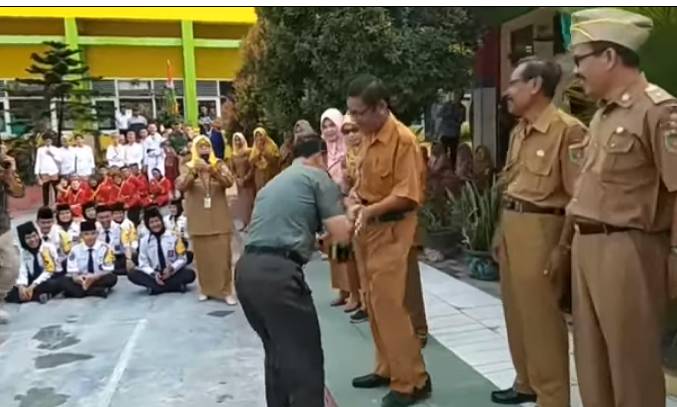 Tonton Video Sang Jendral Jumpa Sama Guru SMA nya,Cium Tangan dan Hormat 