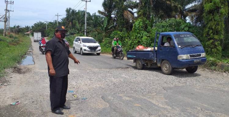 2 Tahun Jalan Bekas Pengerjaaan Box Cuvert  di Ujung Batu belum di Aspal