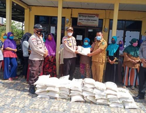 Polsek Rupat  Utara Salurkan Bantuan Beras kepada Warga Desa  Tanjung Medang