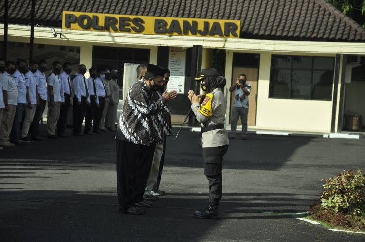 Kapolres Banjar Kukuhkan Ketua dan Pengurus Persatuan Purnawirawan Polri Cabang Banjar 
