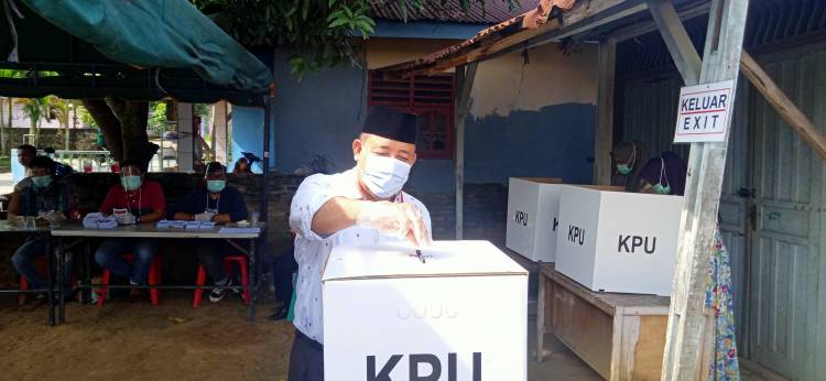 H Fuad Ahmad SH Gunakan Hak Suaranya di TPS 16 Bagan Batu Kota, ini Pesannya