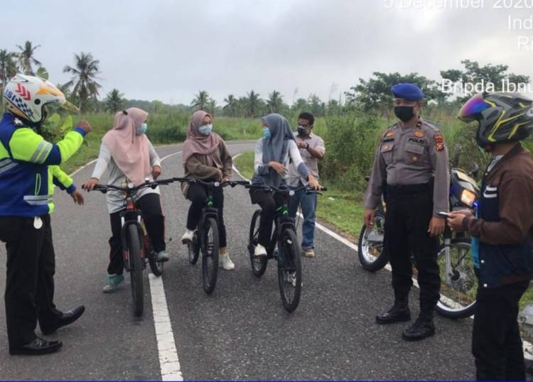 Polres Inhil Menggelar Pengamanan di Sejumlah Jalur Perlintasan Pesepeda di Tembilahan. 