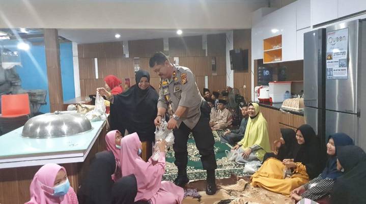 Gelar Jumat Berkah Dirumahnya, Kapolsek Tapung Bersama Istri Undang Anak Panti Asuhan