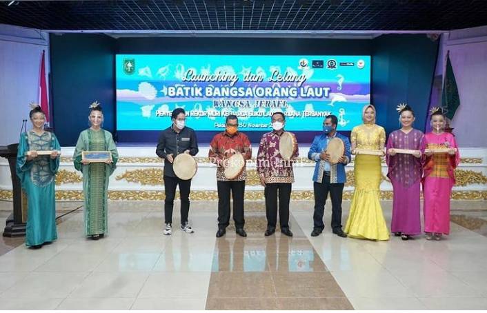 LABOLI Lelang Batik Bangsa Orang Laut, Bupati Inhil HM.Wardan Pemenang Lelang Batik Kuda Laut. 