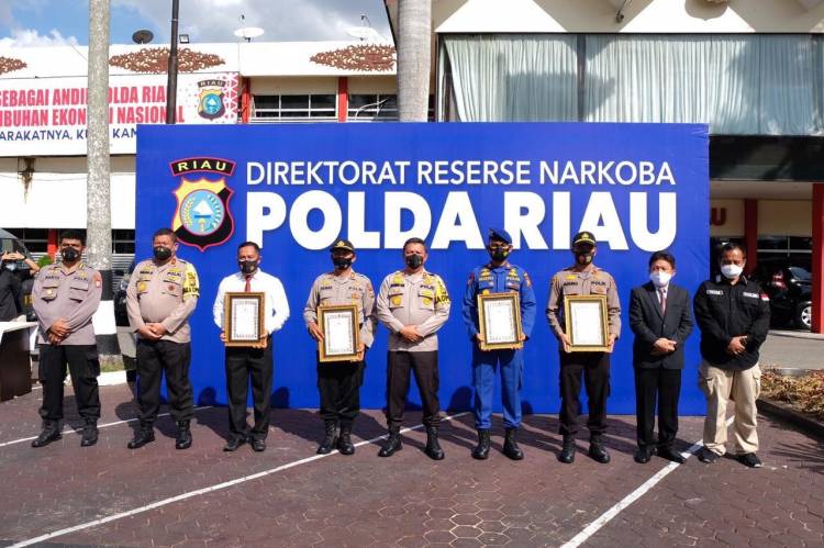 47 Personel Polda Riau Terima Penghargaan atas Prestasi Mengungkap Kasus TP Narkotika