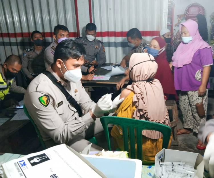Tim Vaksinator Mobile Sat Lantas Polres Inhil Mudahkan Masyarakat, Sasar Pasar Dan Permukiman Warga.