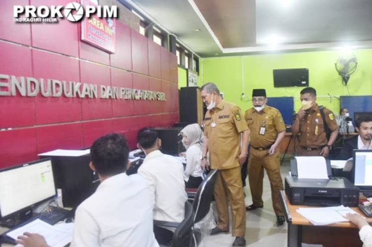 Wabup H. Syamsuddin Uti Tinjau Layanan Program "Nasiuduk" di Kantor Disdukcapil Inhil