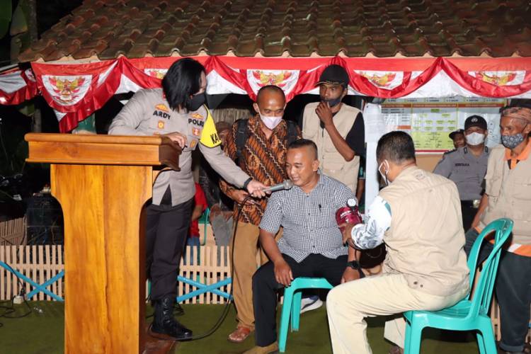 Ketua Tim Sat Kamling Dusun Karangpucung, Divaksin saat Syukuran Kemenangan Juara Sat Kamling