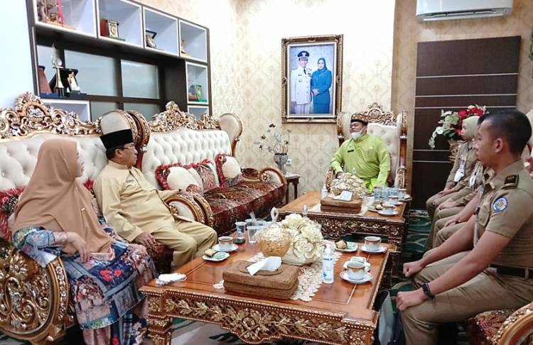 Bupati Inhil HM. Wardan Beserta Istri Terima Kunjungan Praja IPDN di Kediamannya