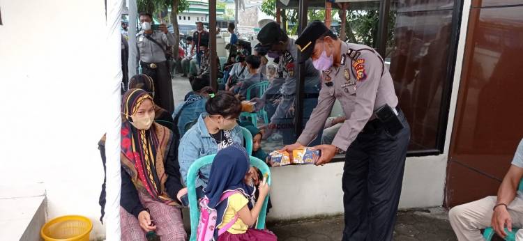 Untuk Menarik Minat Warga Untuk Vaksinasi, Polres Inhil Bagikan Snack Box