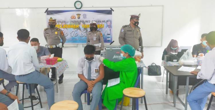 Percepat Vaksinasi Pelajar, Sat Lantas Polres Rohil Pelayanan Go to School