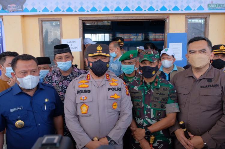 Kapolda Riau Tinjau Vaksinasi Serentak di Kampar Kiri, Target 70 % Untuk Wujudkan Herd Immunity