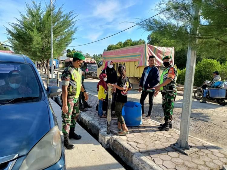 Anggota Koramil 04/Rupat Gelar Penegakan Disiplin Prokes di Pelabuhan Roro