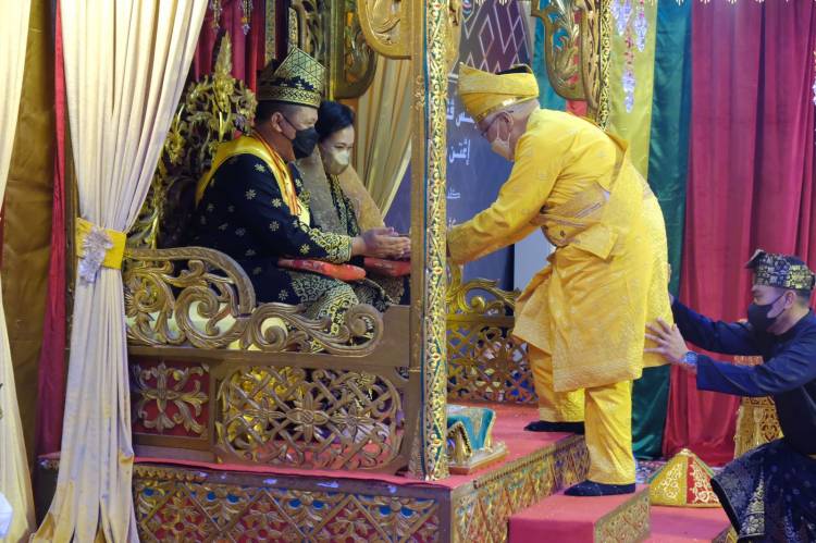 Melalui Prosesi Sakral, Kapolda Riau Terima Penghargaan Ingatan Budi Dari Lembaga Adat Melayu Riau 