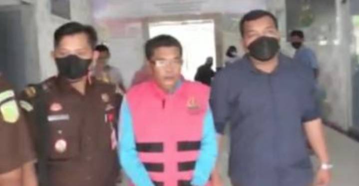 Tersangka Korupsi Pura Pura Gila, Mantan Camat Kampar Kiri Hilir Di Jebloskan Kajari Bangkinang Ke Penjara