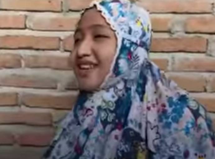 Gadis Belia Yang Viral Di Tiktok Yang Ikut Membantu Orang Tua Sebagai Kuli Angkut Semen Bercita Cita Ingin Jadi Kowad