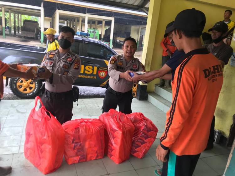 POLRES INHIL BAGIKAN NASI KOTAK PADA PEMULUNG