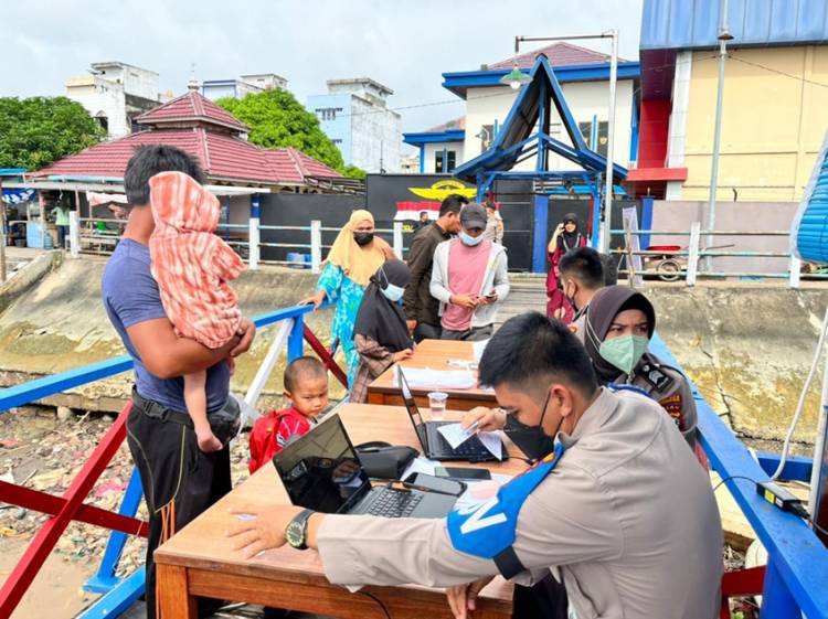 Polres Inhil Totalitas Laksanakan Program Vaksinasi, 66 Orang Penumpang Speedboat Kuala Enok di Vaksin  