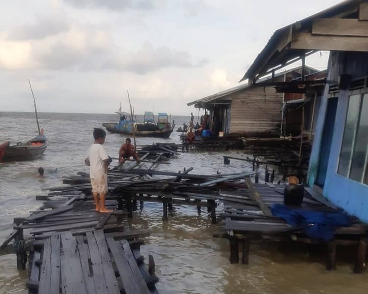 Diterjang Ombak, 1 Rumah Hancur dan 18 Lainnya Alami Kerusakan di Pemukiman Warga Suku Laut