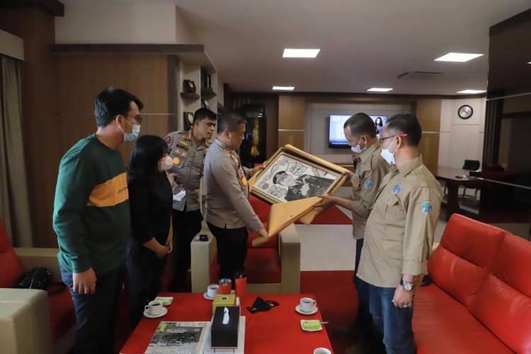 Bincang Santai, IWO Riau Beri Lukisan Karikatur Kapolda