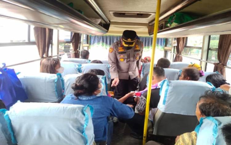 Percepatan Akselerasi Vaksinasi, Polres Inhil Monitoring Kendaraan di Perbatasan Riau-Jambi