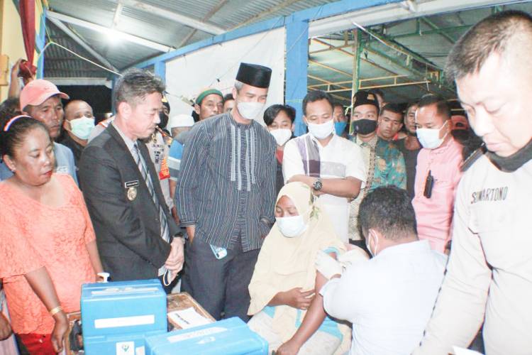Bupati dan Wabup Rohil Kembali Tinjau Serbuan Vaksinasi Tadi Malam