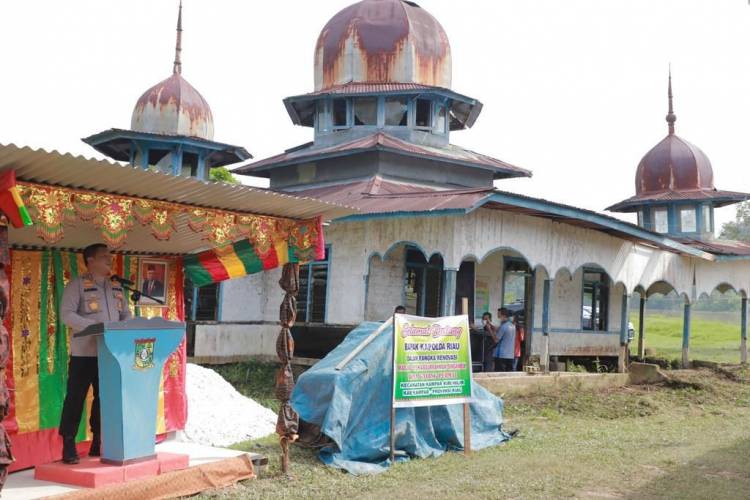 Kapolda Riau Inisiasi Renovasi Masjid Tua, Bersama Tokoh Masyarakat Letakkan Batu Pertama Pembangunan