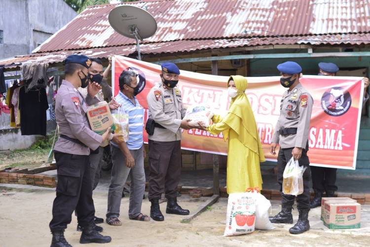 Komunitas Teratai Mitra Bersama dan Brimob Bantu Masyarakat Miskin Terdampak Corona di Tanah Putih