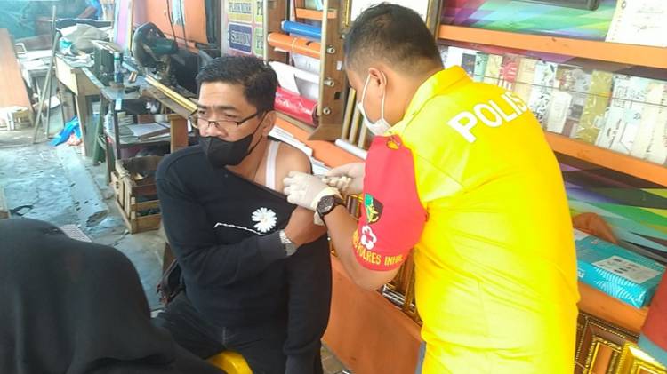 Permudah Warga Mendapatkan Vaksin, Polsek KSKP Tembilahan Lakukan Vaksin Mobile