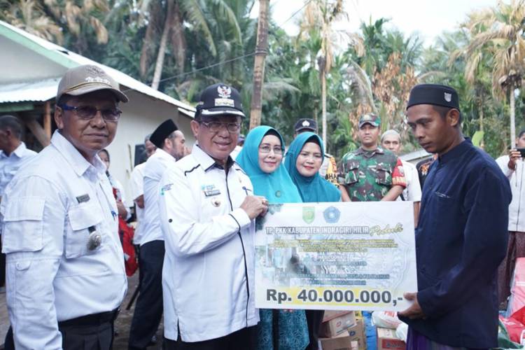 Bupati Inhil Bersama Ketua TP PKK Salurkan Bansos kepada Ponpes Darul Ishlah Sungai Nibung