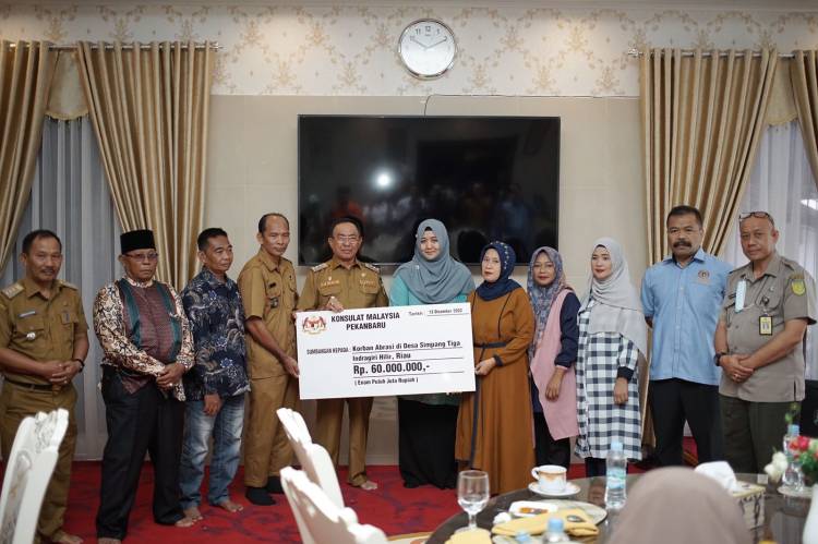 Bupati Inhil HM WARDAN Terima Bantuan Dana Dari Konsulat Malaysia Untuk Korban Longsor di Kecamatan Enok
