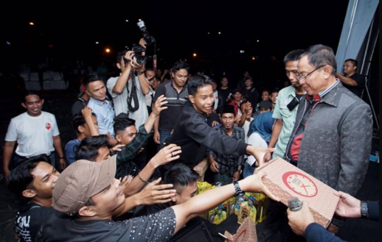 Bupati Inhil Menyatu dengan Masyarakat yang Tumpah Ruah Nobar Piala Dunia 2022