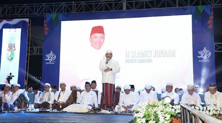 Peringati Hari Jadi ke-399, Ribuan Jemaah Bersholawat dan Istighosah di Alun-Alun Trunojoyo Sampang