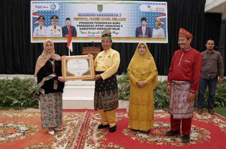 Bupati Inhil HM. Wardan Terima 2 Penghargaan Bidang Pendidikan 