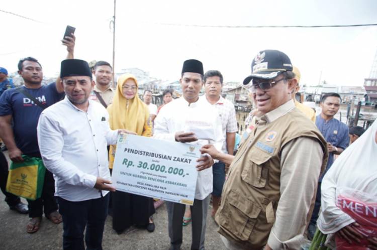 Bupati Inhil Serahkan Bantuan Korban Kebakaran Desa Panglima Raja Kecamatan Concong 