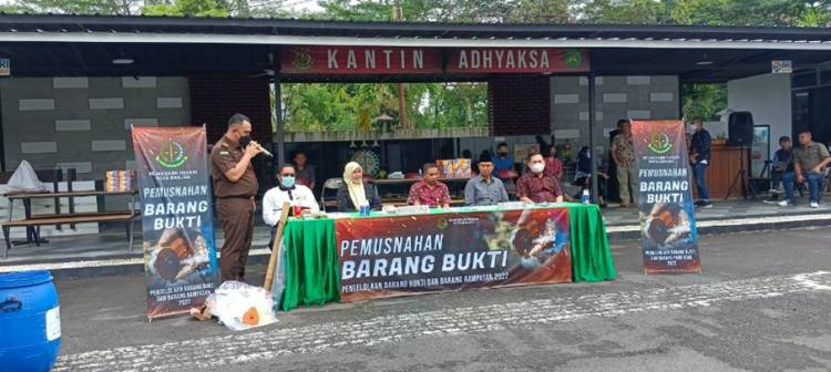 Kejari Banjar Musnahkan Barang Bukti dari 23 Perkara yang Telah Tuntas
