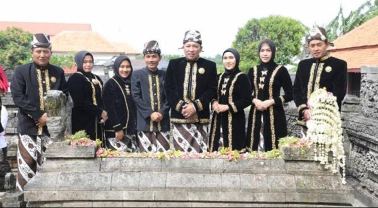 Berbusana Adat dan Berkereta Kencana, Bupati Sampang Ziarah ke Makam Leluhur