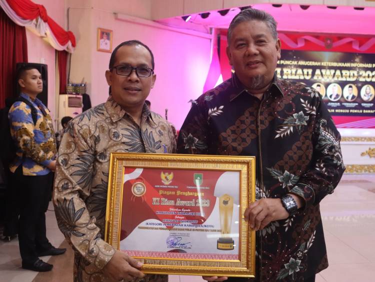 Pemkab Inhil Terima Piagam Penghargaan KI Riau Award 2023 Peringkat Informatif Se-Provinsi Riau